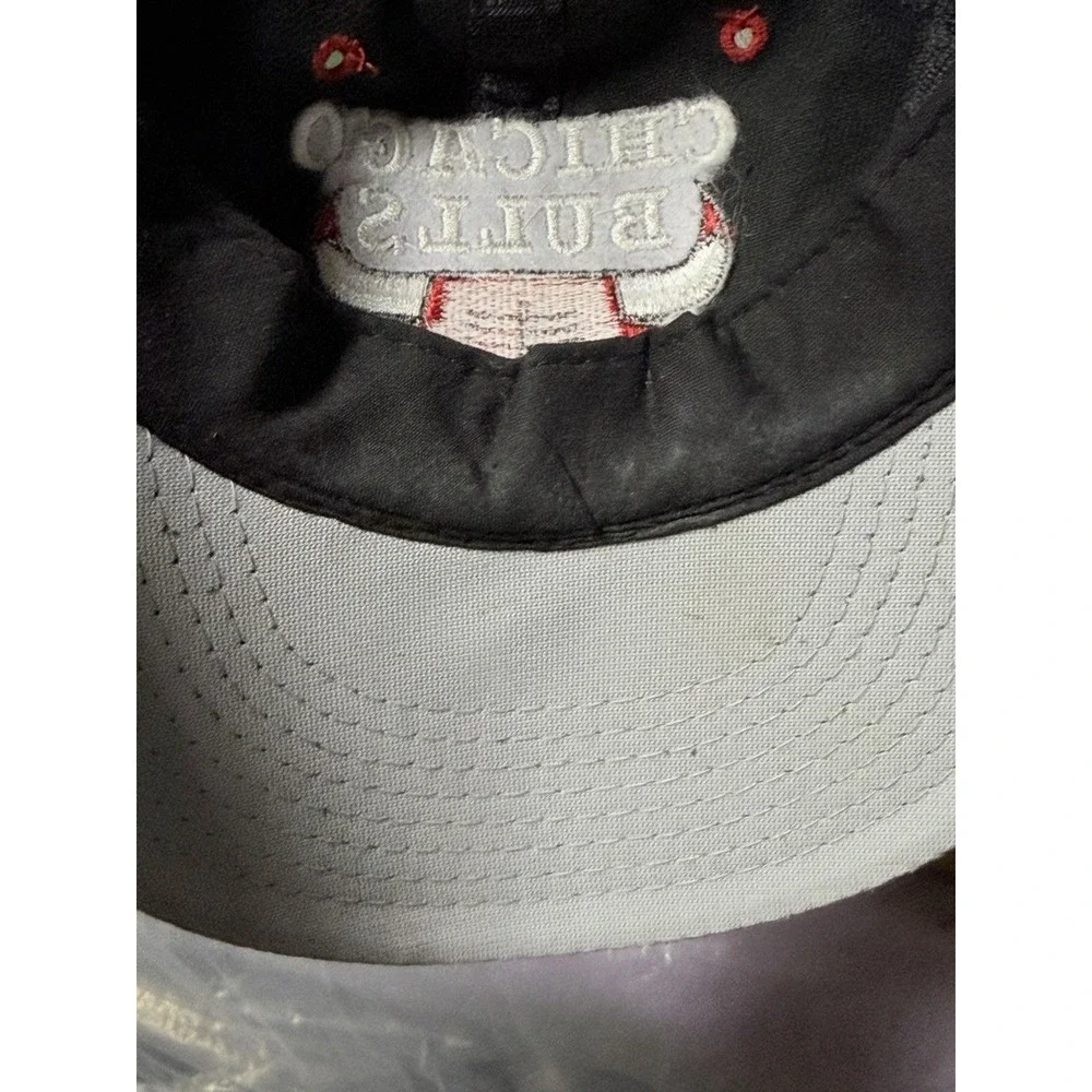 Vintage Chicago Bulls Snapback Official NBA Licensed Hat Black w/ Red‎ Bill
